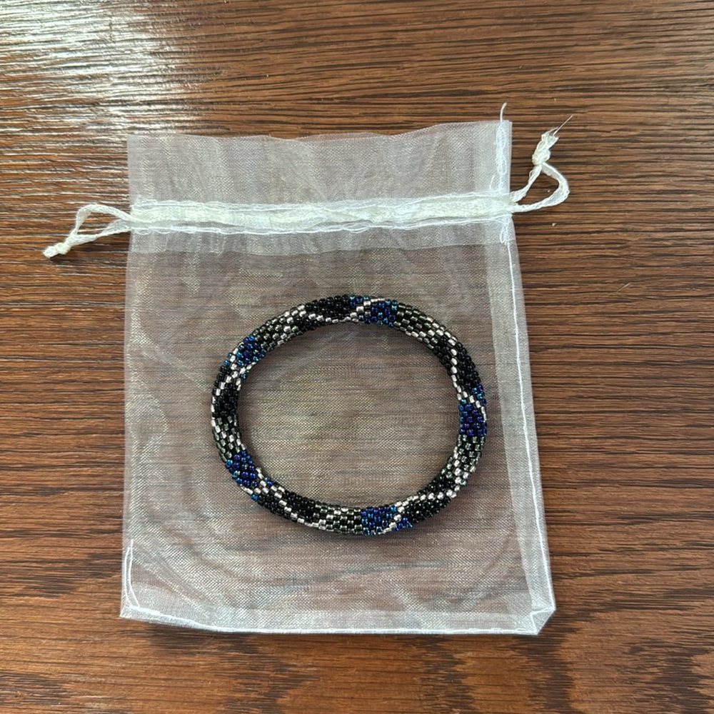 🦋 Sashka black/blue/silver glass beaded bracelet.